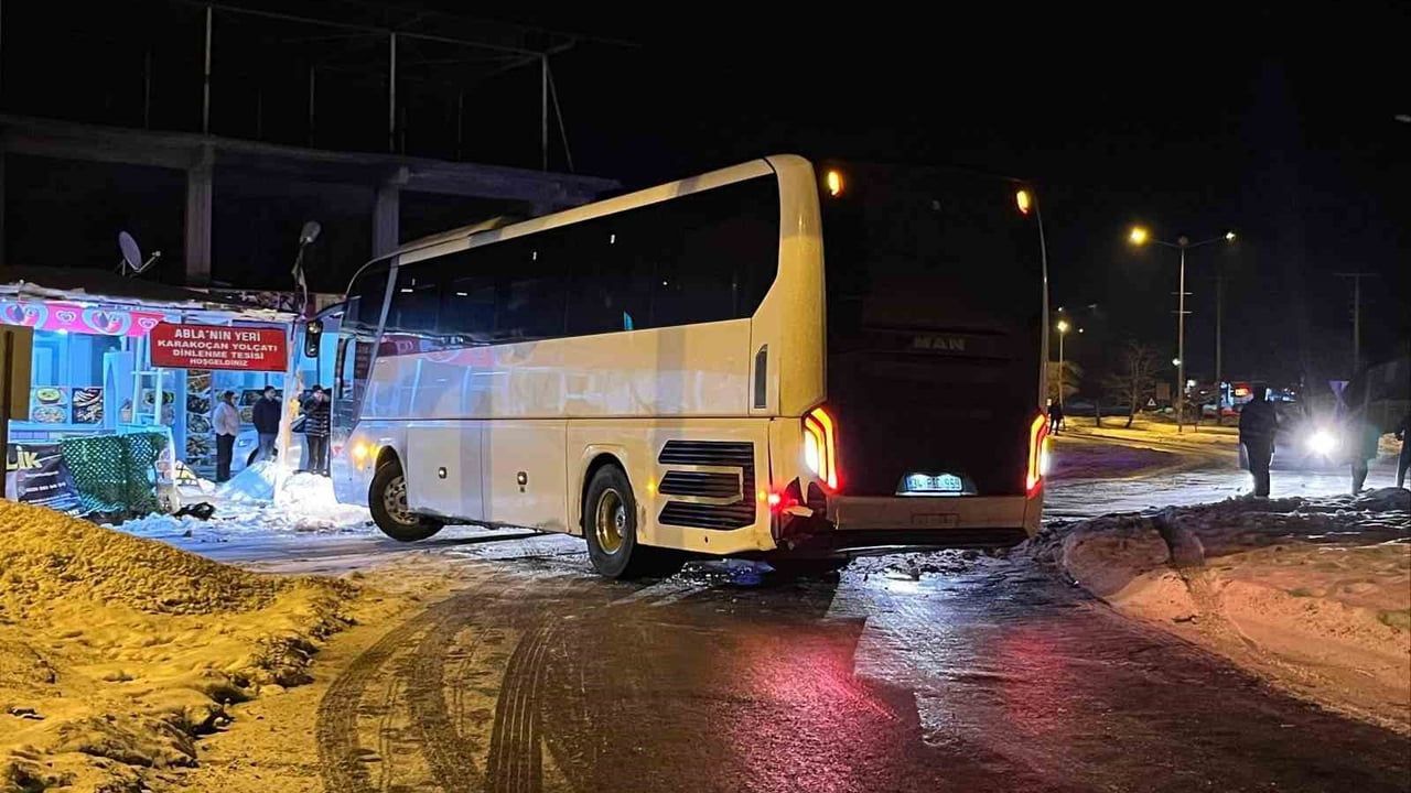 Elazığ'da otobüs karlı yolda kayarak iş yerine çarptı; devrilmekten kurtuldu