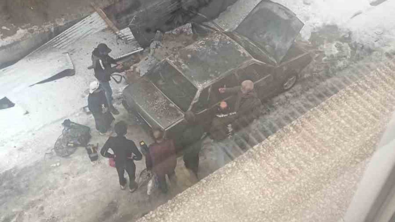 Elazığ'da park halindeki Tofaş otomobil alev aldı, araç kullanılamaz hale geldi