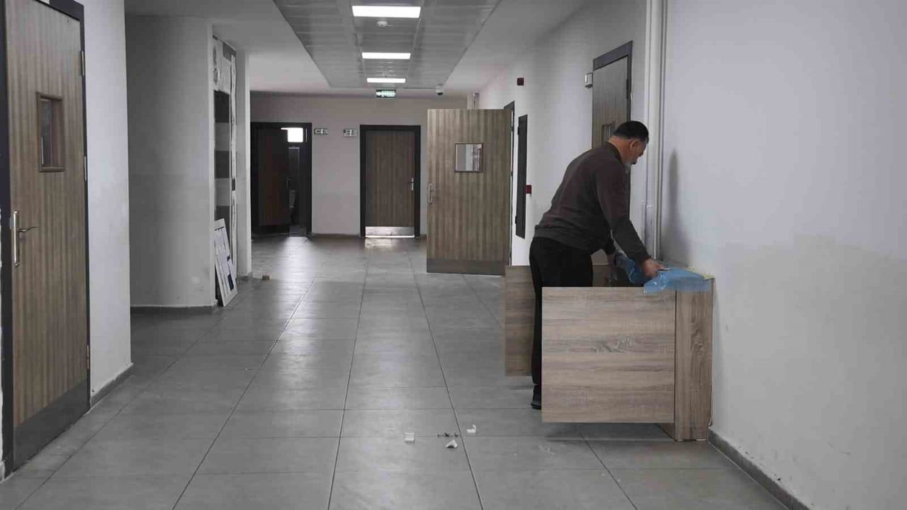 Elazığ'da Şehit Sefer Alan Anadolu Lisesi, babası tarafından yenileniyor