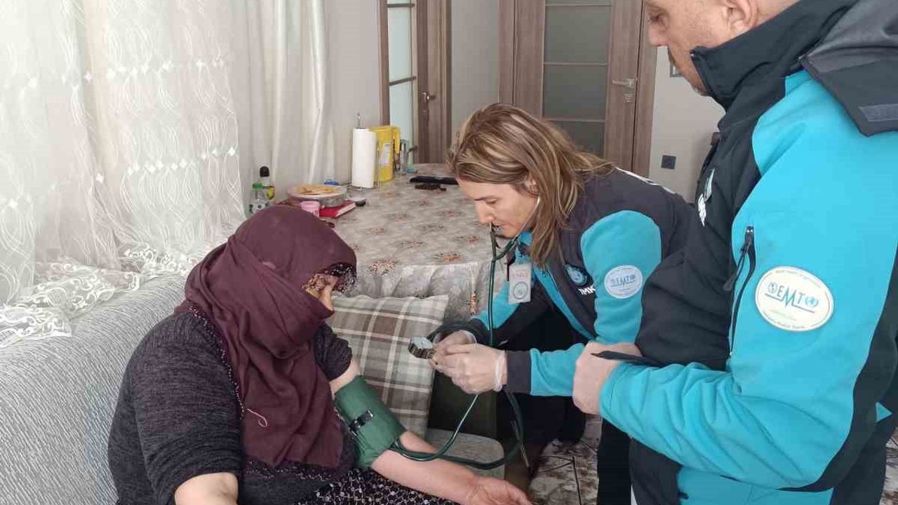 Elazığ'da UMKE, Aşağıdemirtaş'ta Yolu Kapanan Hastaya Müdahale Etti