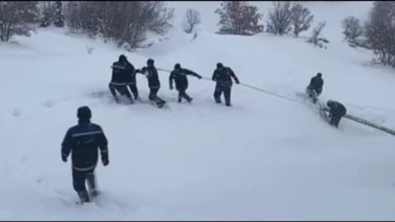 Elazığ'da yıkılan enerji hattı için Fırat EDAŞ ekipleri zorlu kar şartlarında çalışma yürütüyor
