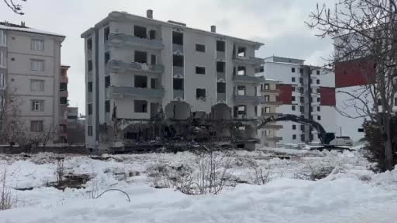 Elazığ Doğukent’te ağır hasarlı 5 katlı bina iş makinesiyle yıkıldı