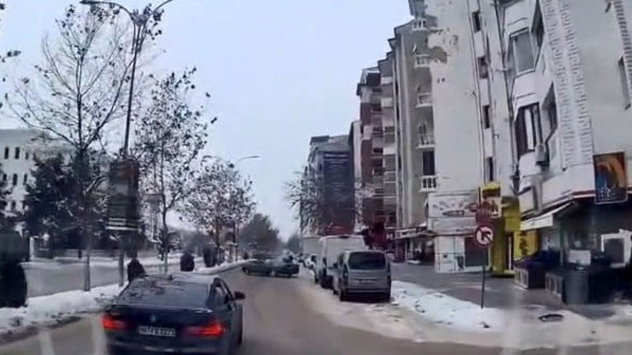 Elazığ Gazi Caddesi'nde Tofaş ile drift: Trafikte tehlike yarattı, anlar araç kamerasına yansıdı