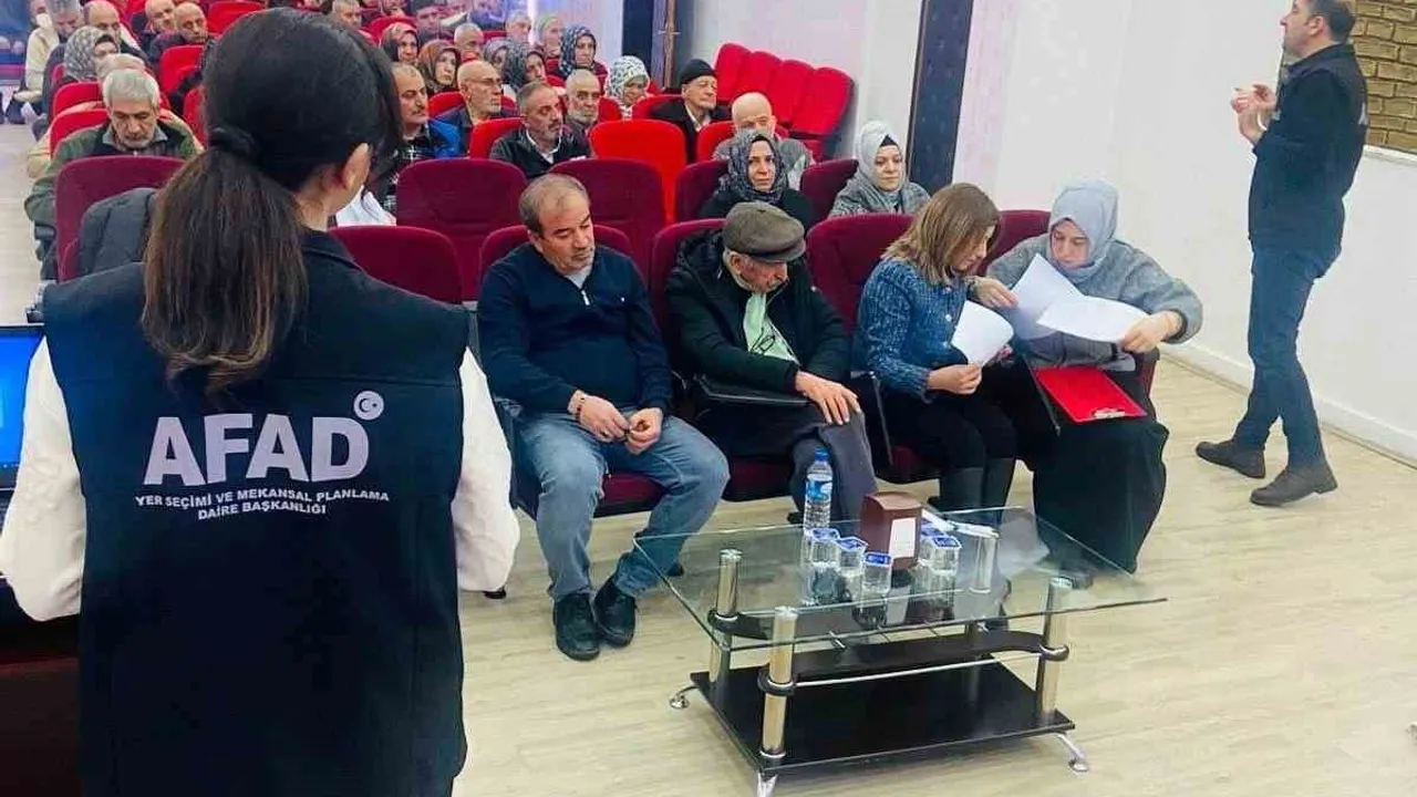 Elazığ Gazi Huzurevi'nde AFAD tarafından afet farkındalık eğitimi