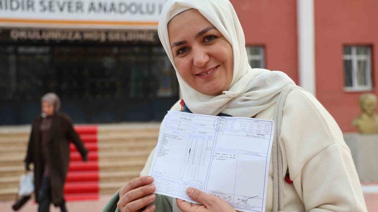 Elazığ Hıdır Sever Anadolu Lisesi'nde Üç Neslin Karne Buluşması