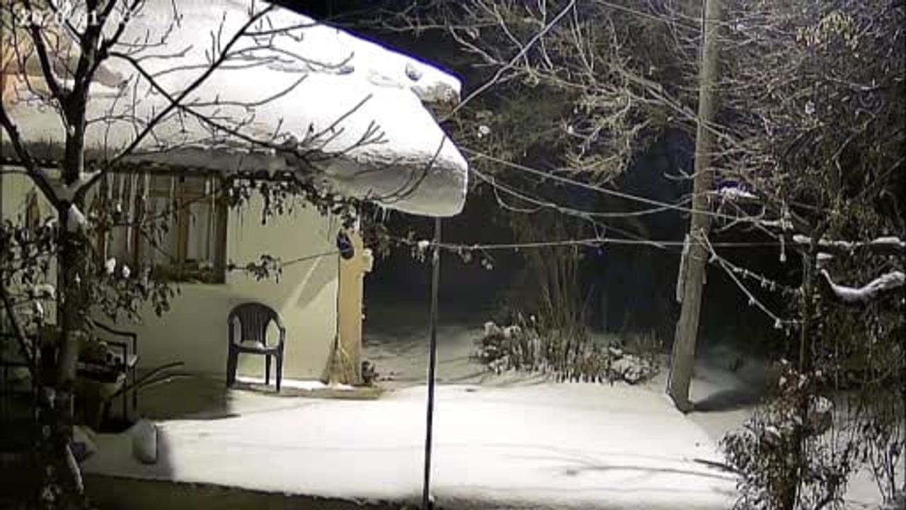 Elazığ'ın Baskil ilçesinde 4.7 büyüklüğünde deprem güvenlik kameralarına yansıdı