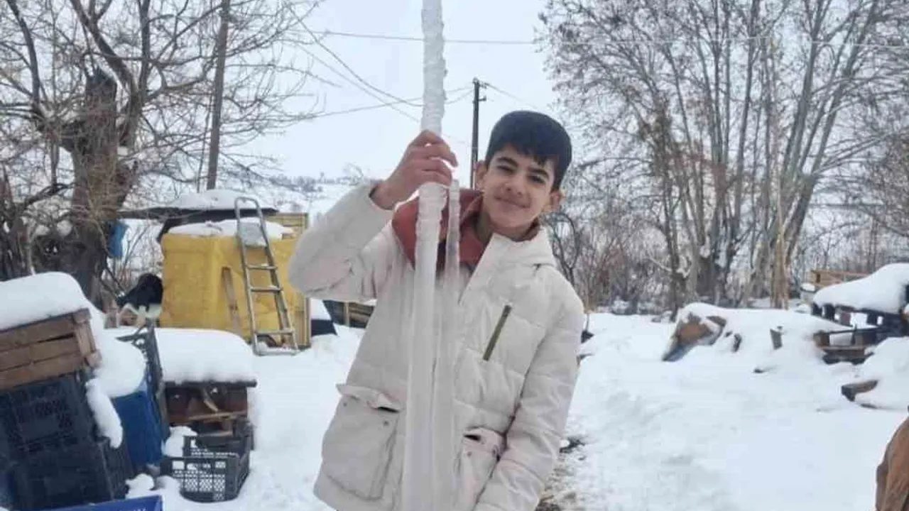 Elazığ'ın Palu ilçesinde buz sarkıtları ilgi çekti