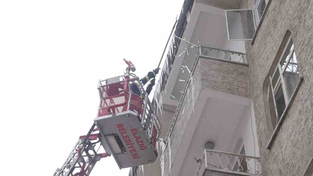 Elazığ İtfaiyesi çatılardaki buz sarkıtlarını temizliyor