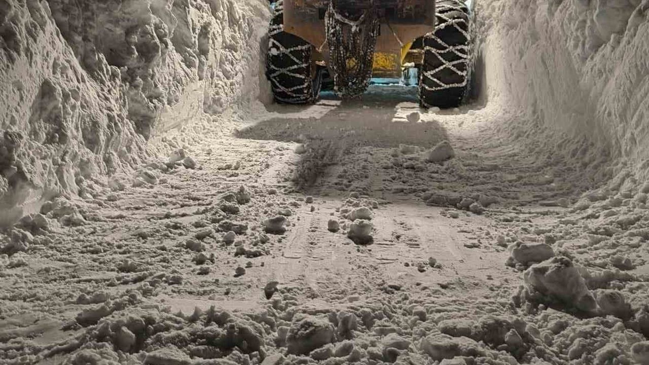 Elazığ Karakoçan'da kar kalınlığı bir metreye yaklaştı; köy yollarını açma çalışmaları sürüyor