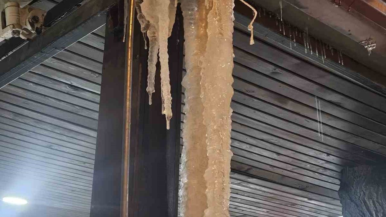 Elazığ: Karakoçan'da metrelerce buz sarkıtı oluştu