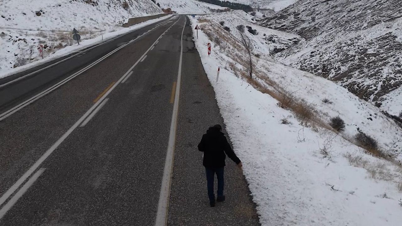Elazığ Keban'da vatandaşlar kuşlar için yol kenarlarına buğday serpti