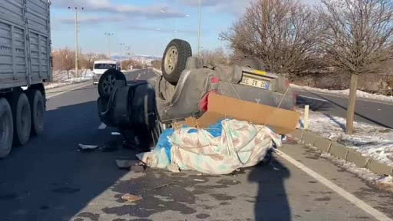 Elazığ-Malatya Karayolu'nda pikap takla attı: 3 kişi yaralandı
