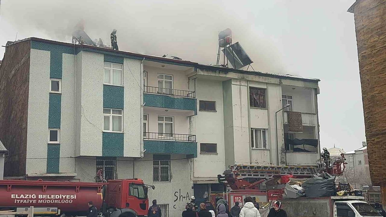 Elazığ Merkez Sarayatik Mahallesi'nde 2 katlı binanın çatısında yangın kontrol altına alındı