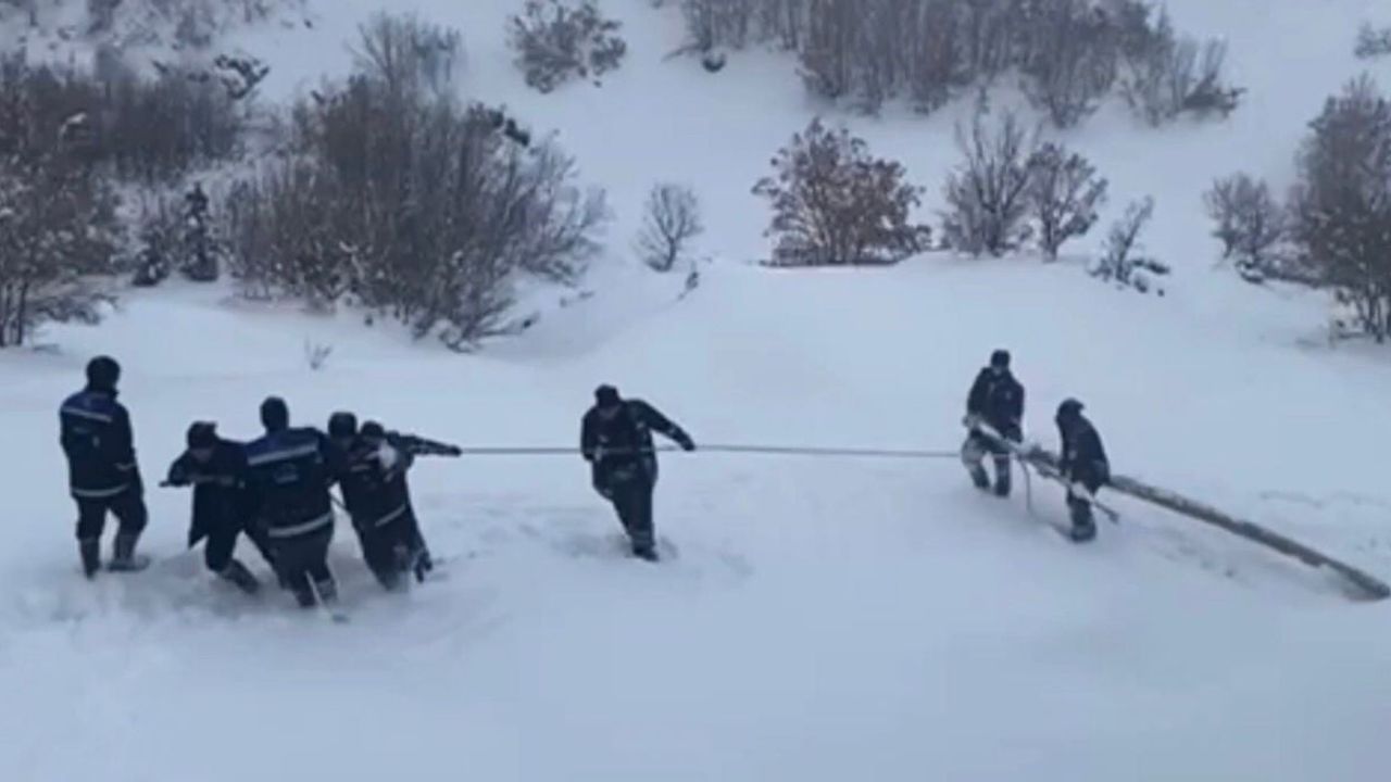Elazığ Palu'da Fırat EDAŞ ekipleri kar şartlarında elektrik arızalarını gideriyor