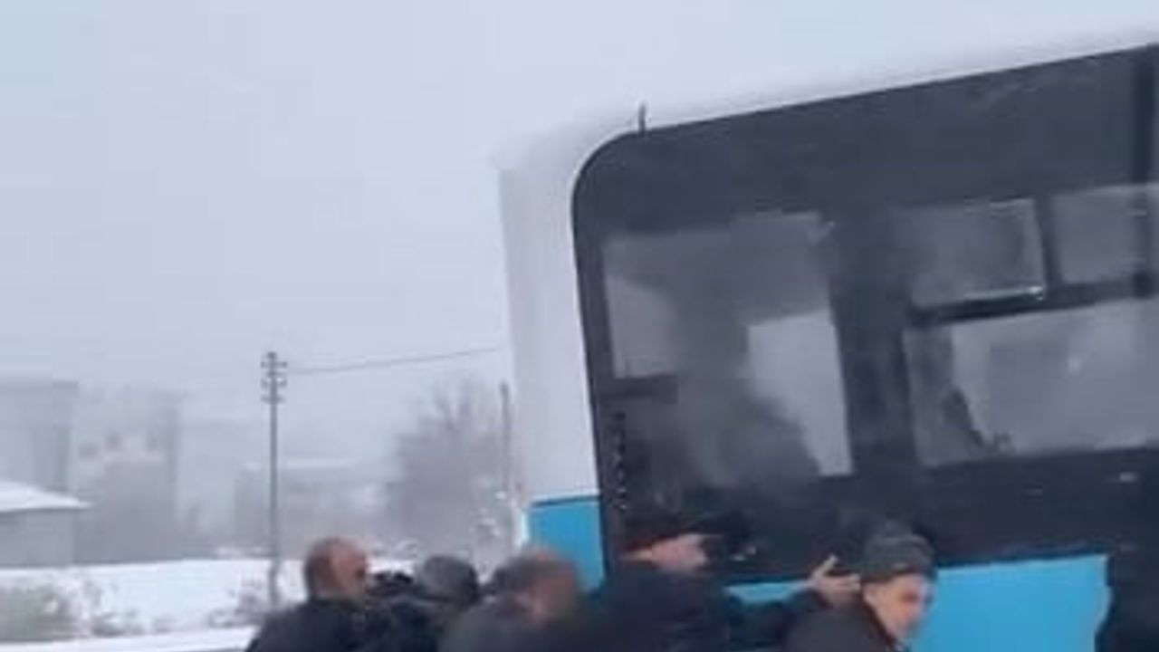 Elazığ Palu'da Kar Nedeniyle Yolda Kalan Otobüs Vatandaşların Yardımıyla Kurtarıldı