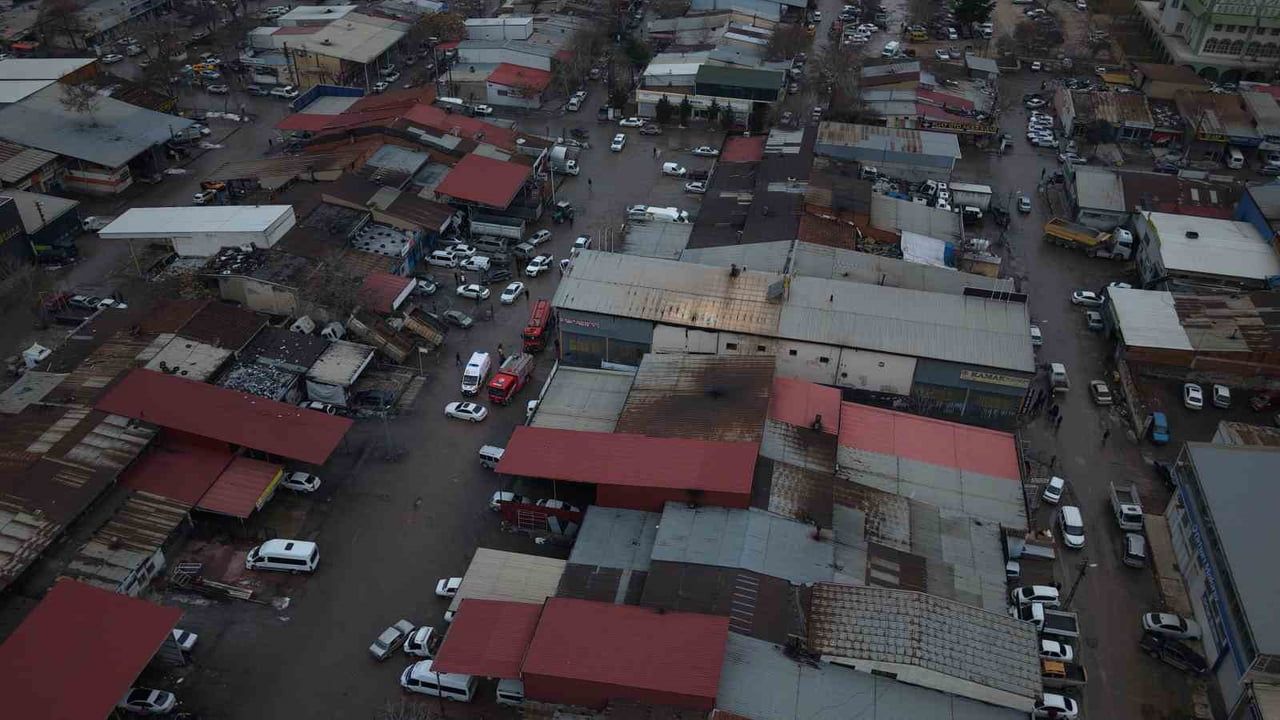 Elazığ Sanayi Sitesi'nde oto tamircide çıkan yangın söndürüldü
