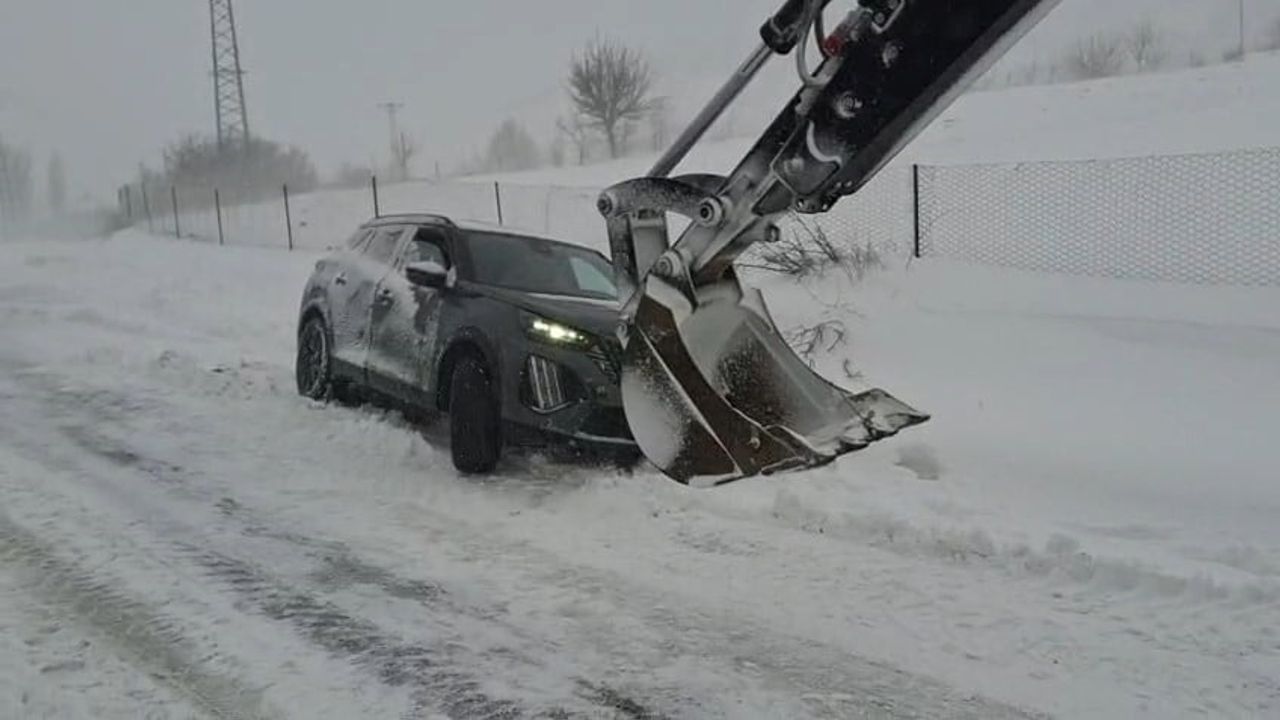 Elazığ Sivrice'de kara saplanan araçlar İl Özel İdaresi ekiplerince kurtarıldı