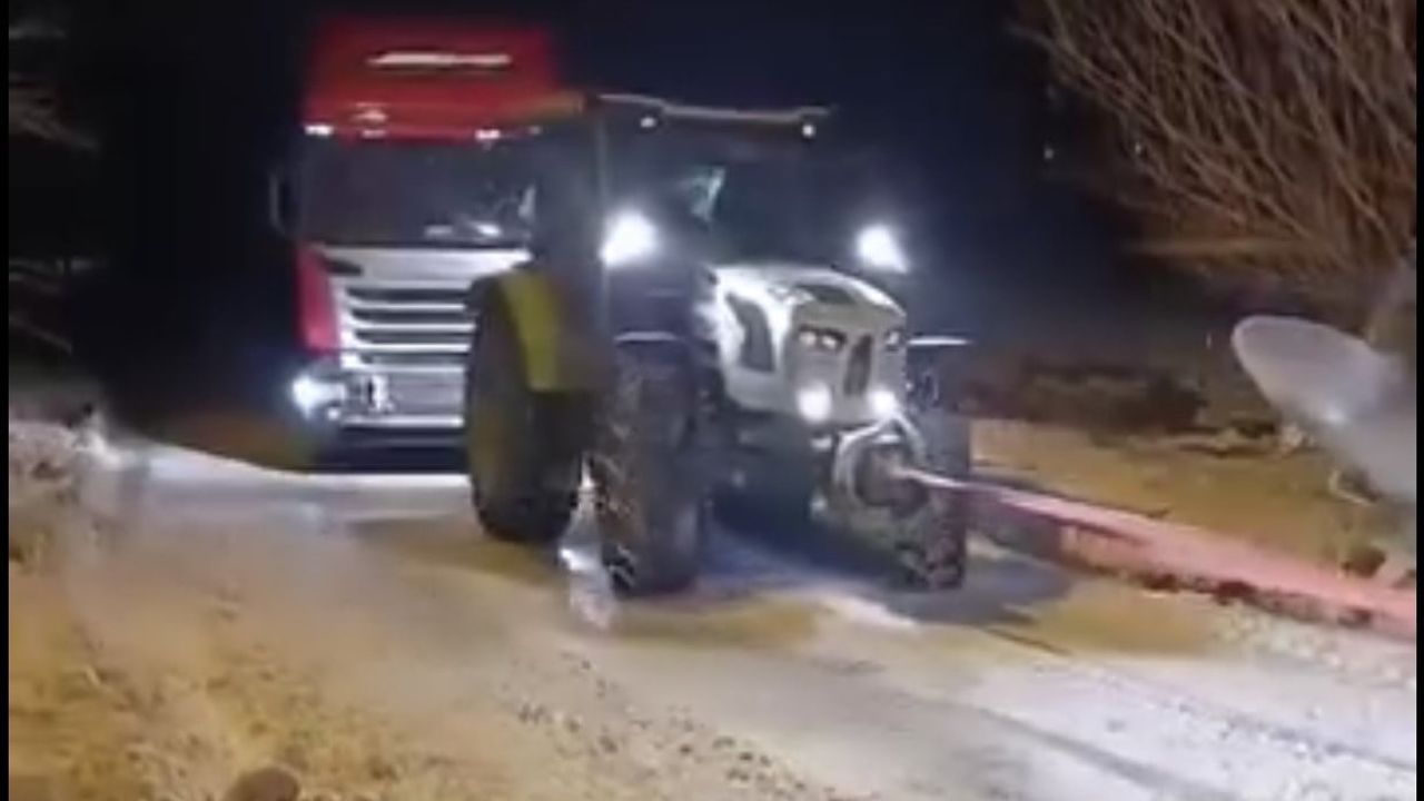 Elazığ Uzuntarla'da Yolda Kalan Tır, Halatlı Konvoyla Kurtarıldı