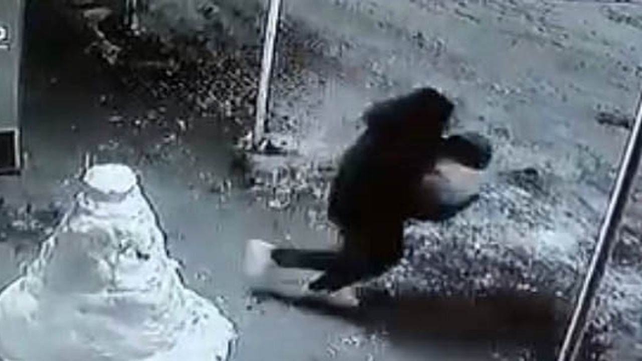 Elazığ Yazıkonak’ta kardan adamın kafası çalındı; olay güvenlik kamerasında