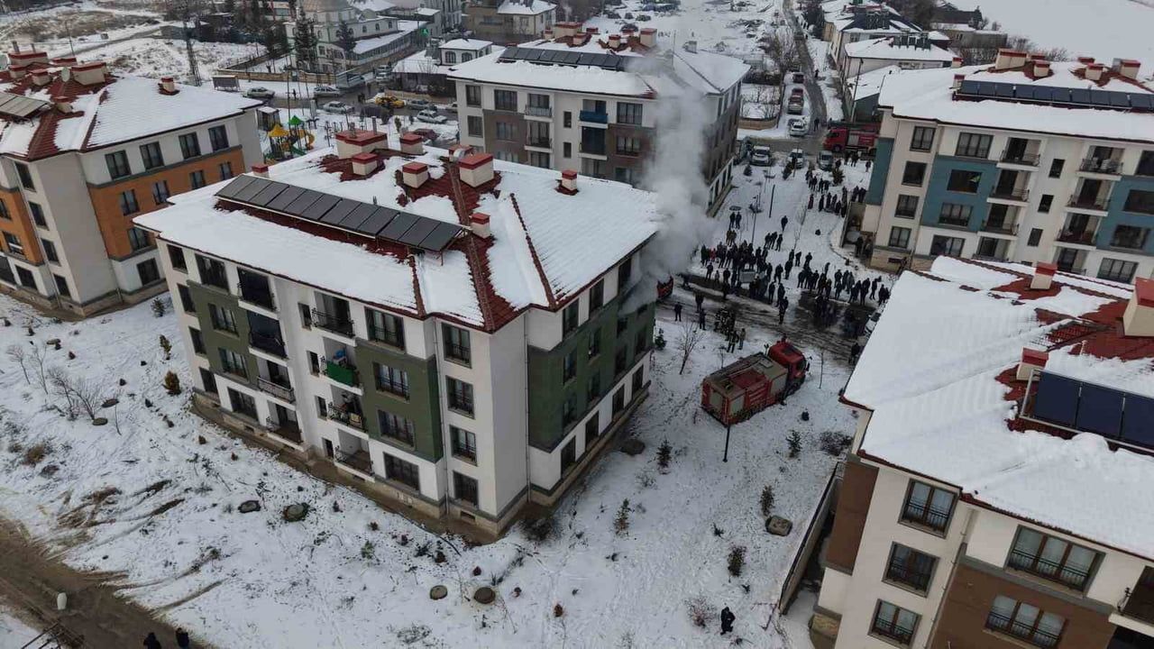 Elazığ Yurtbaşı'nda apartman yangını: 11 kişi dumandan etkilendi, yangın söndürüldü