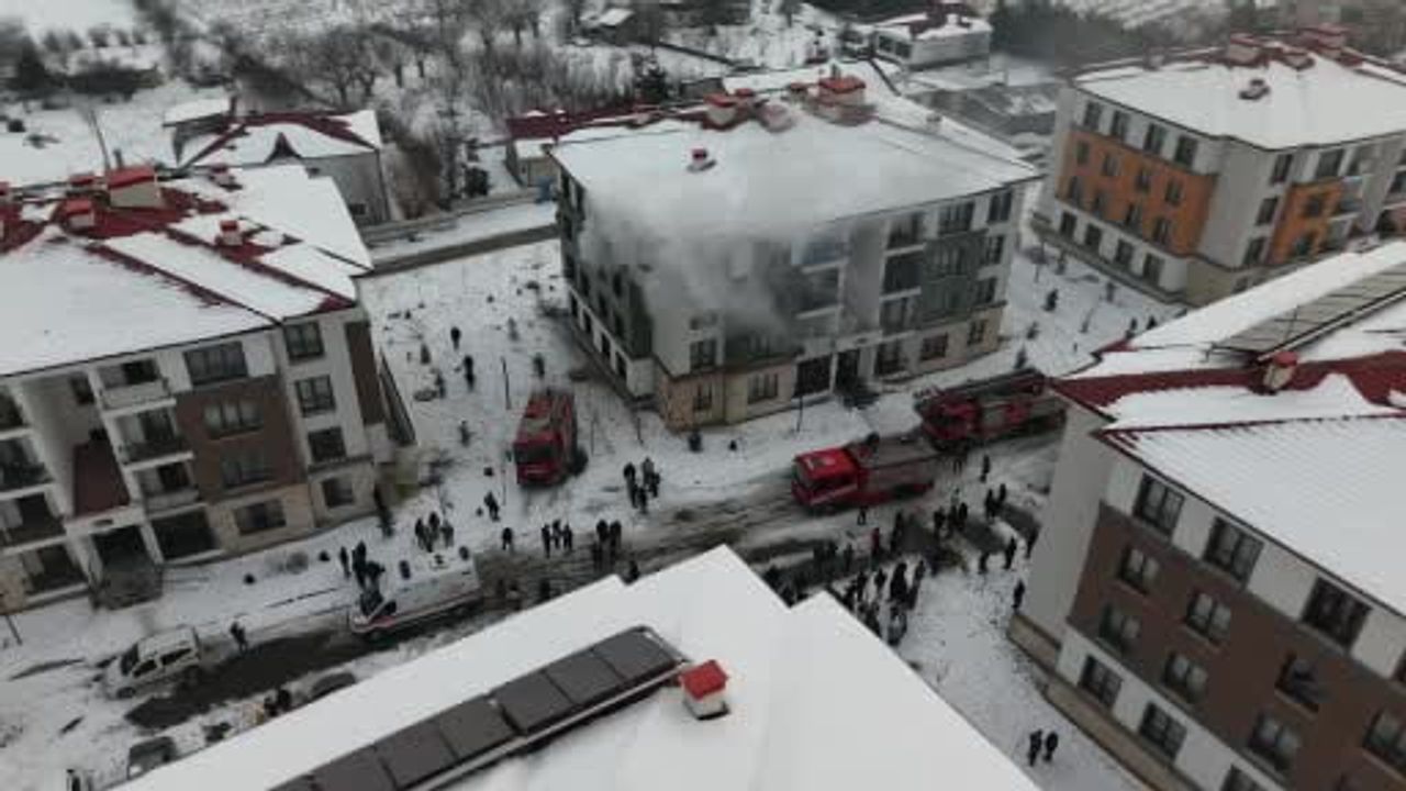 Elazığ Yurtbaşı sosyal konutlarında daire yangını: 11 kişi karbonmonoksit etkisiyle hastaneye kaldırıldı