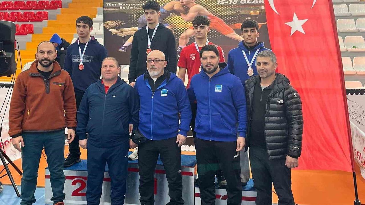 Elazığlı 3 pehlivan U17 Grekoromen Türkiye Şampiyonası'na katılma hakkı kazandı