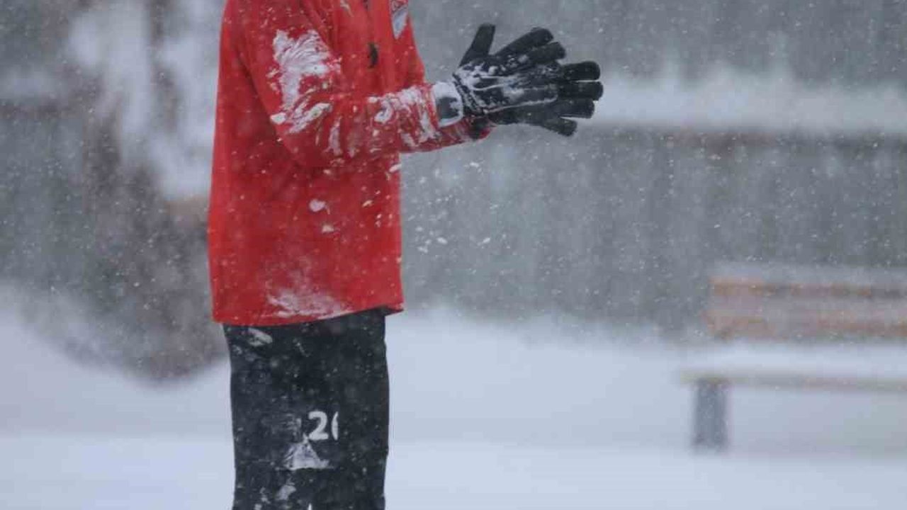 Elazığspor, yoğun kar yağışı altında MKE Ankaragücü maçı hazırlıklarını sürdürüyor