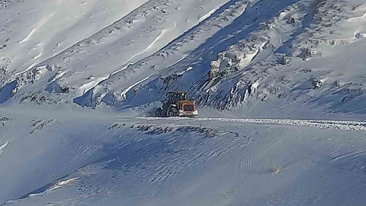 Eleşkirt’te çığ müdahalesiyle 55 köy yolu yeniden ulaşıma açıldı