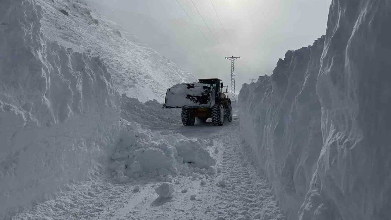 Eleşkirt’te çığın kapattığı Hayrangöl Köyü yolu İlçe Özel İdaresi tarafından ulaşıma açıldı