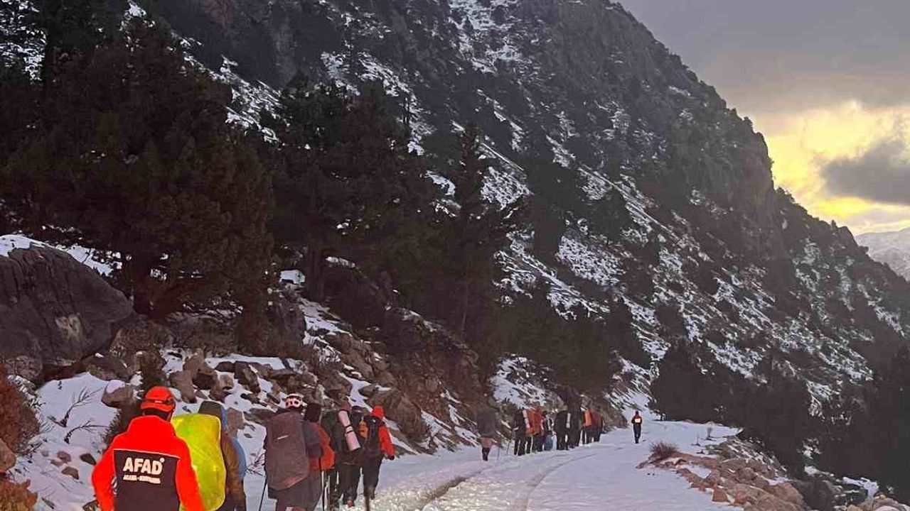 Elmalı'da fırtınada çadırları uçan 24 kampçı AFAD tarafından kurtarıldı