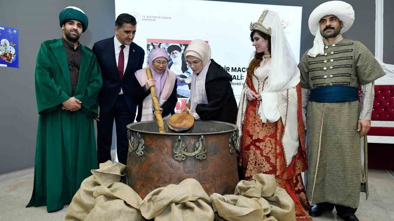 Emine Erdoğan ve Dr. Wan Azizah İsmail Yaşayan Miras Okulu'nu Ziyaret Etti, Mesir Geleneği Tanıtıldı