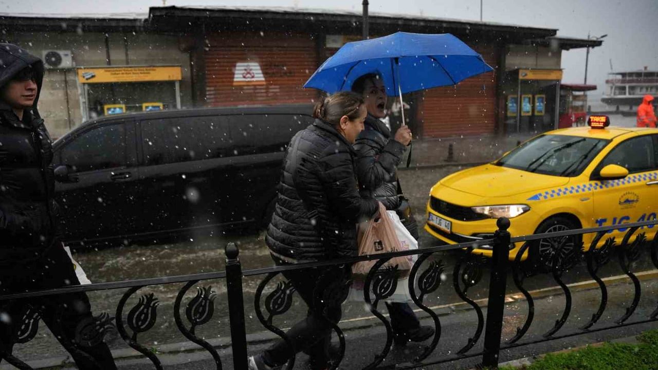 Eminönü'nde sağanak etkili oldu: Yollar göle döndü, rögar kapağı yerinden çıktı