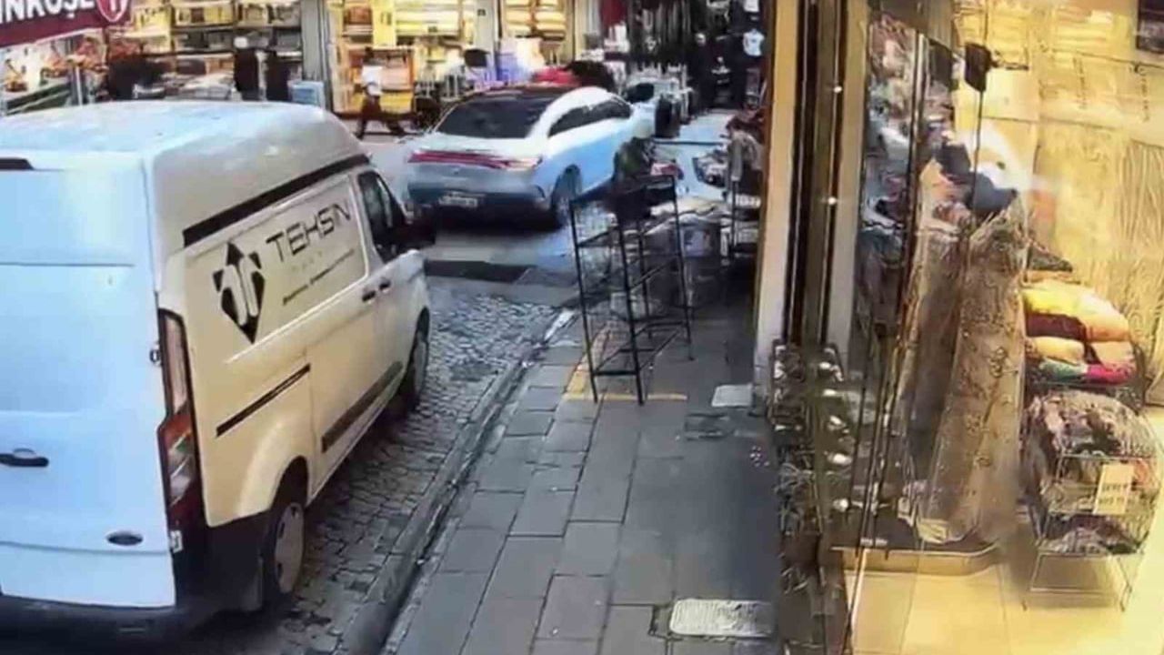 Eminönü Sultan Hamamı Meydanı'nda araç valizlere ve yayalara çarptı: 4 kişi hafif yaralandı