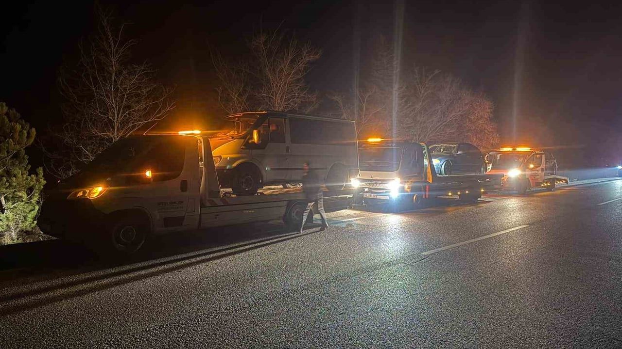 Emirdağ'da aracını kontrol eden sürücü arkadan çarpan otomobille ağır yaralandı