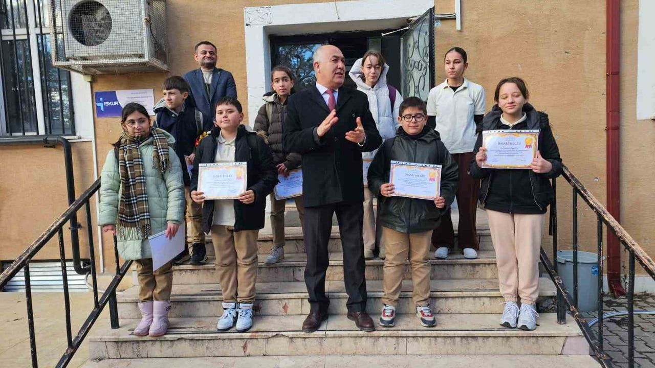 Emirdağ'da 'Ayın Öğrencileri' ödülleri verildi: Gürkan Emeksiz başarı belgelerini takdim etti