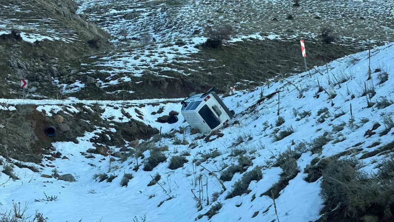 Emirdağ'da Yellibel Yaylası'nda uçuruma yuvarlanan araç kayaya çarparak durdu; 2 kişi ölümden döndü
