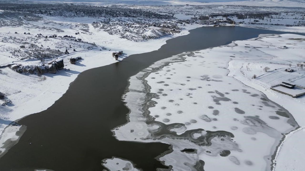 Emre Gölü dondu: Frig Vadisi'nde kartpostallık kış manzarası