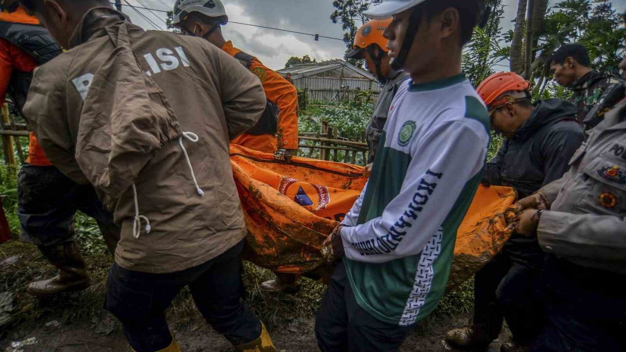Endonezya'da Batı Java'daki heyelanda can kaybı 16'ya yükseldi