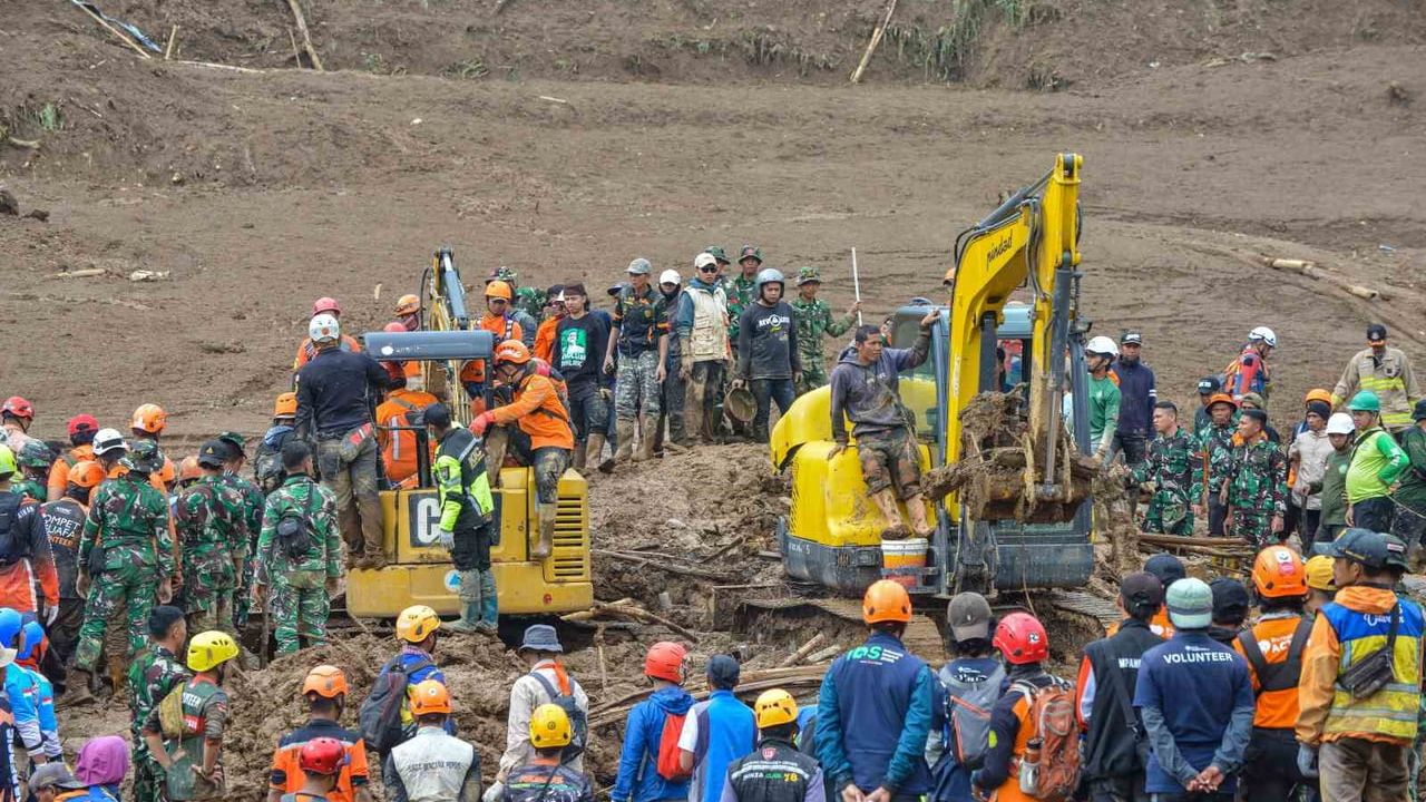 Endonezya'nın Batı Java'sında Cisarua toprak kaymasında can kaybı 25'e yükseldi