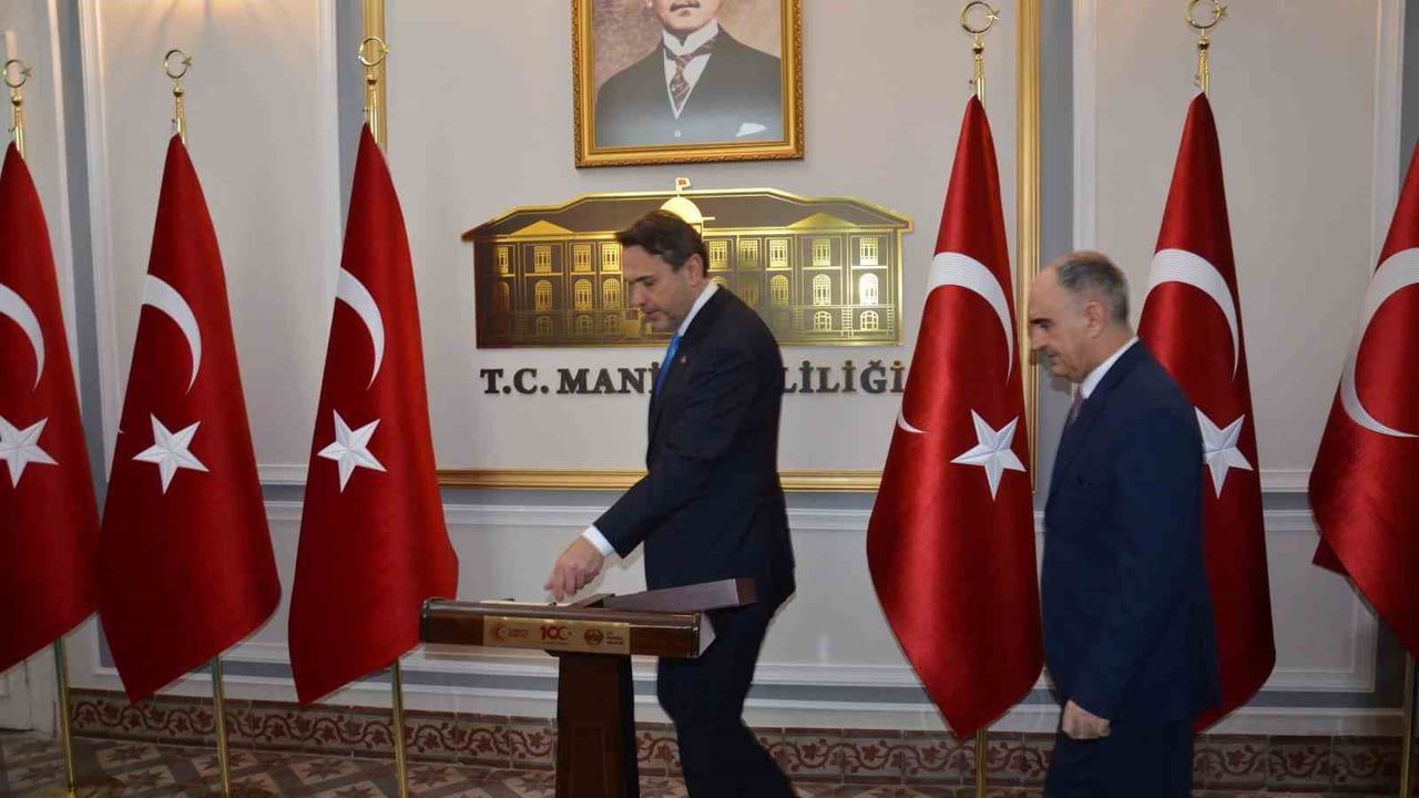 Enerji ve Tabii Kaynaklar Bakanı Alparslan Bayraktar Manisa'da: Vali Vahdettin Özkan'dan brifing aldı