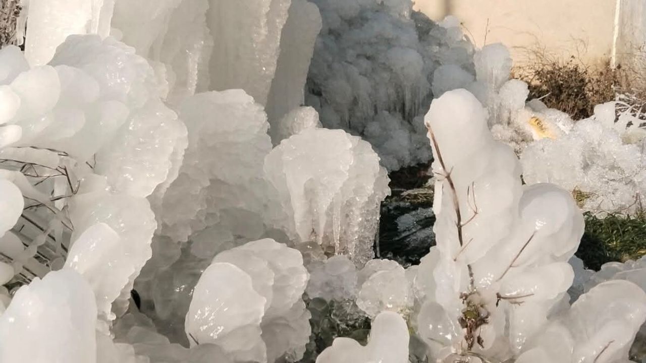 Enez'te dondurucu gece: Patlayan su borularından fışkıran sular saniyeler içinde dondu