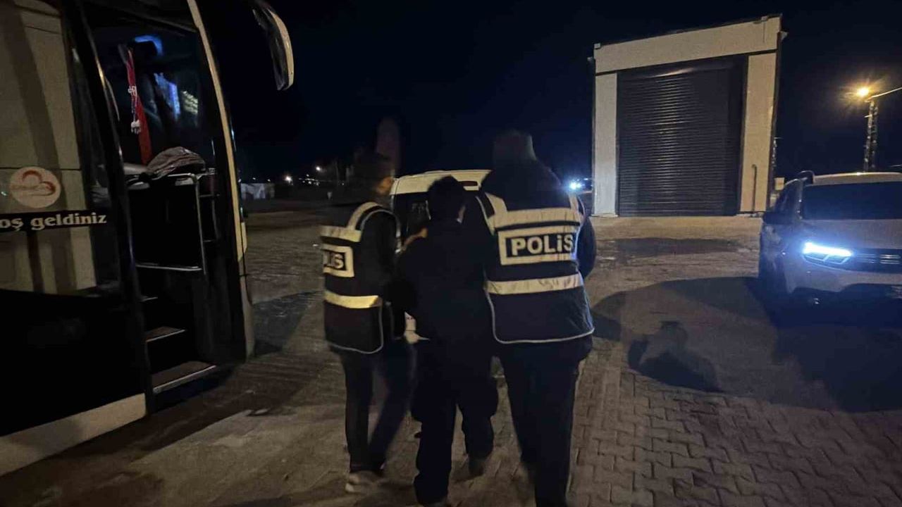 Erbaa D-100 uygulamasında durdurulan otobüste 5 Afgan kaçak göçmen bulundu