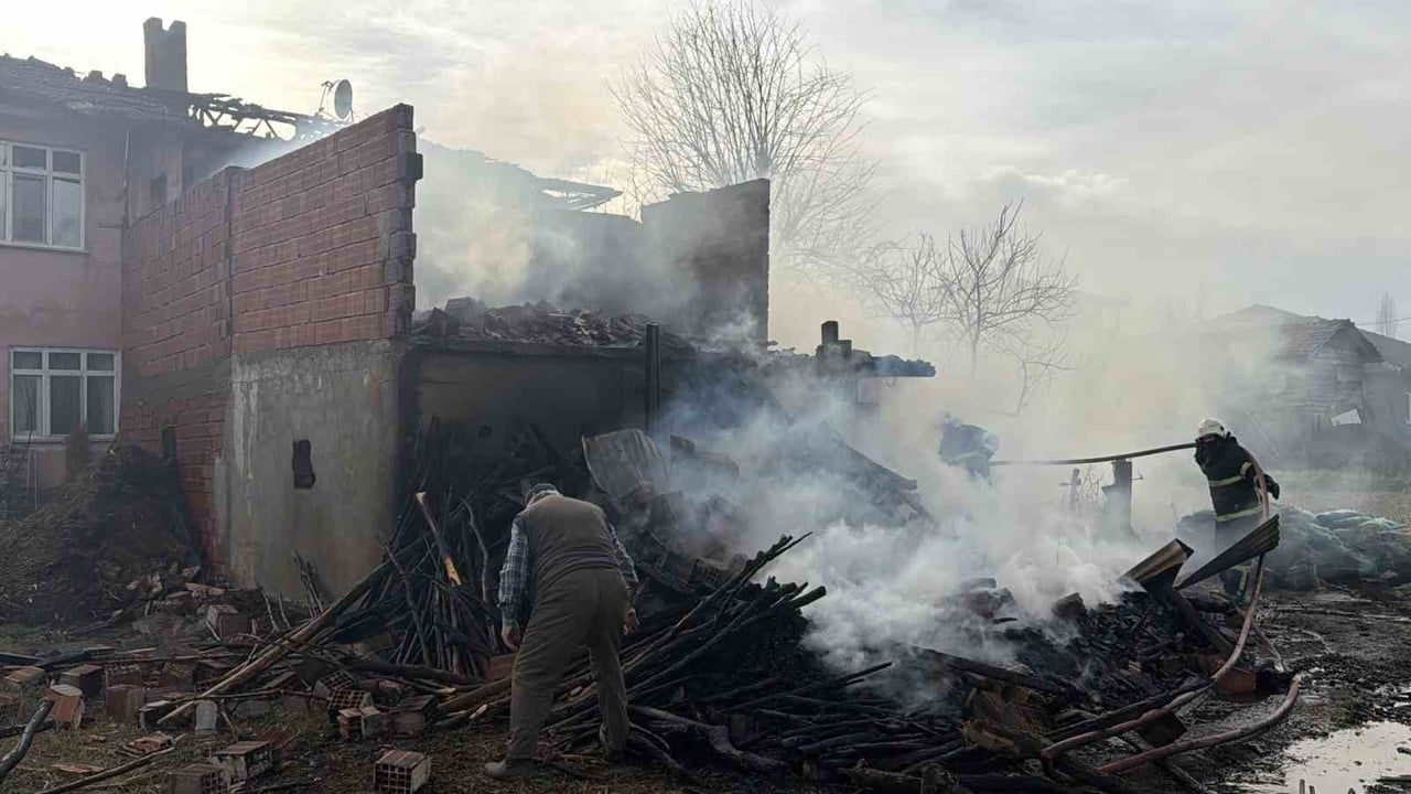 Erbaa'da ahır yangını bitişikteki evin çatısına sıçradı