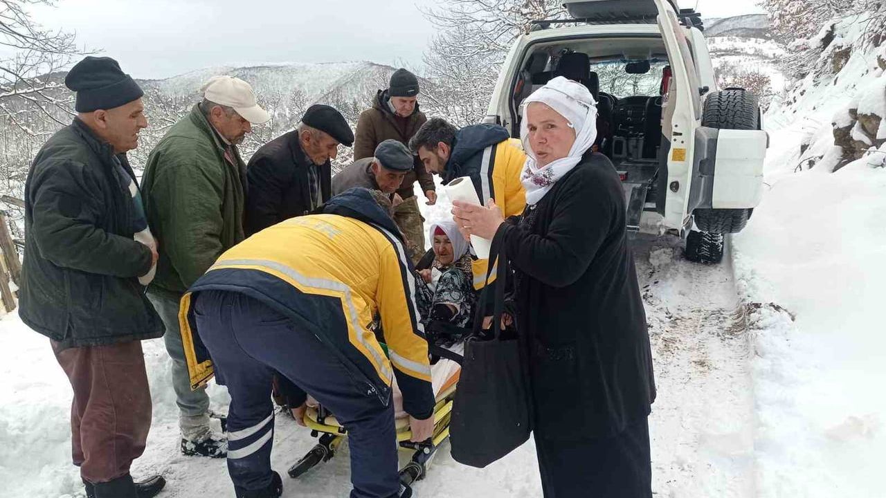 Erbaa’da karla kapalı yol açılarak ambulansa ulaşım sağlandı: 90 yaşındaki hasta hastaneye sevk edildi