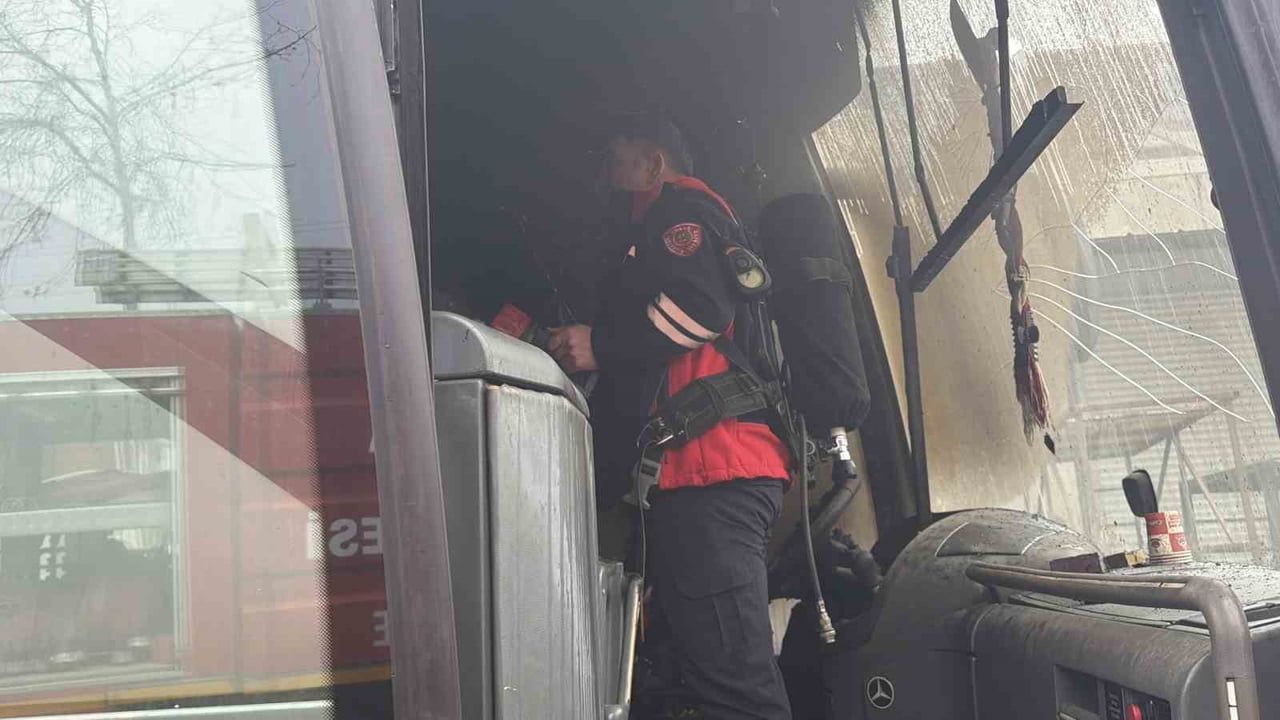 Erbaa'da park halindeki otobüste yangın: araç kullanılamaz hale geldi