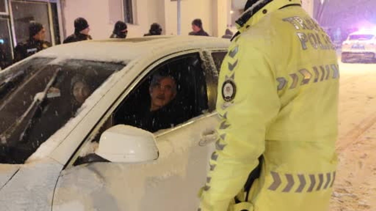 Erciş Kaymakamı Karaloğlu, kontrol noktalarındaki güvenlik güçlerinin yeni yılını kutladı