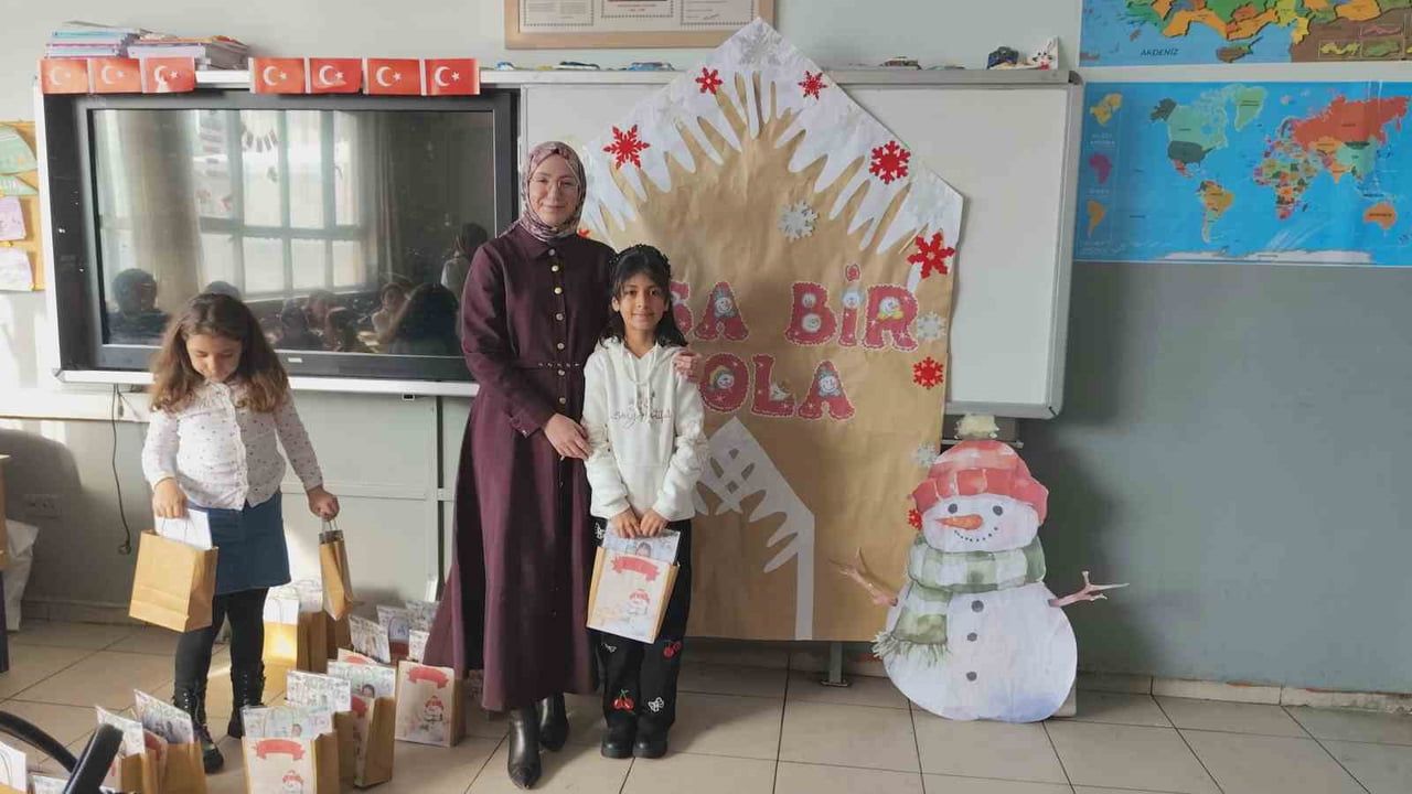 Erciş'te 49 bin öğrenci karne sevinci; Tenzile Ana İlkokulu'nda öğretmen Meral Çelik öğrencilerle vakit geçirdi