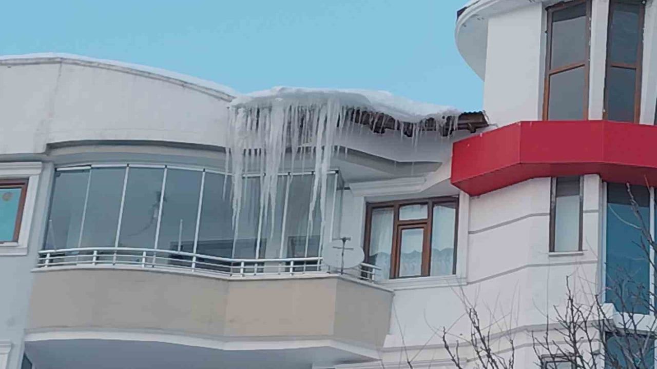 Erciş’te çatılarda metrelerce buz sarkıtı yaya ve araç trafiğini riske atıyor