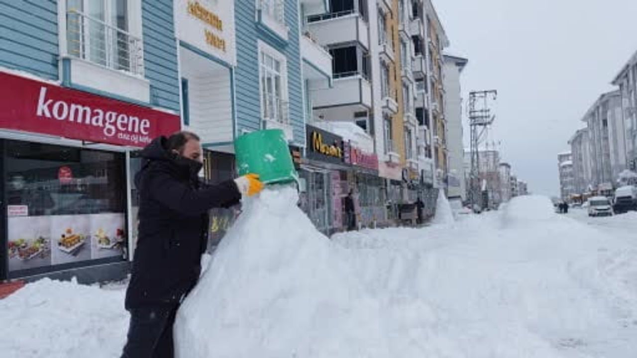 Erciş'te esnaf karı eğlenceye çevirdi: 3 metrelik kardan adam