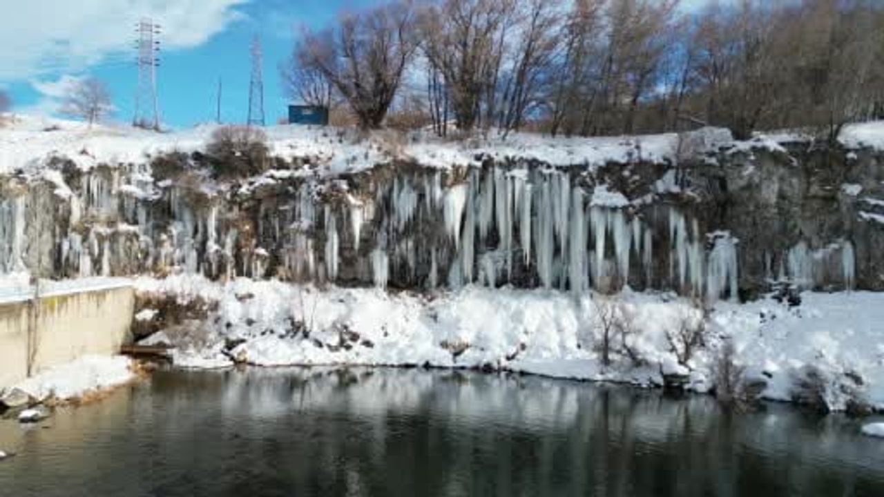 Erciş'te Koçköprü Kanyonu'nda Metrelerce Yüksekliğe Ulaşan Buz Sarkıtları İlgi Odağı